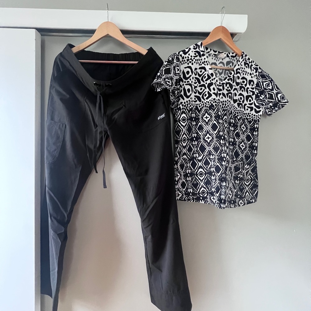 Grey's Anatomy Black Scrub Pants and Patterned Top